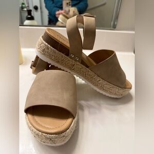 Rue 21 SZ 7M Tan sandals. Ankle strap and 2” platform sole. Great condition